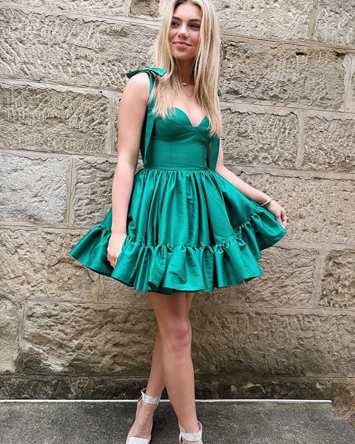 Green Sweetheart Neckline Pleated Simple Satin Homecoming Dress SH659